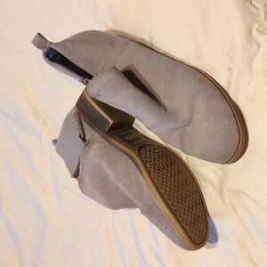 Tom's tan booties size 9